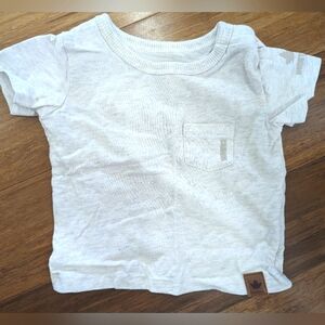 6/$22. 🍁Gender-Neutral canadiana t-shirt. 0-3months.